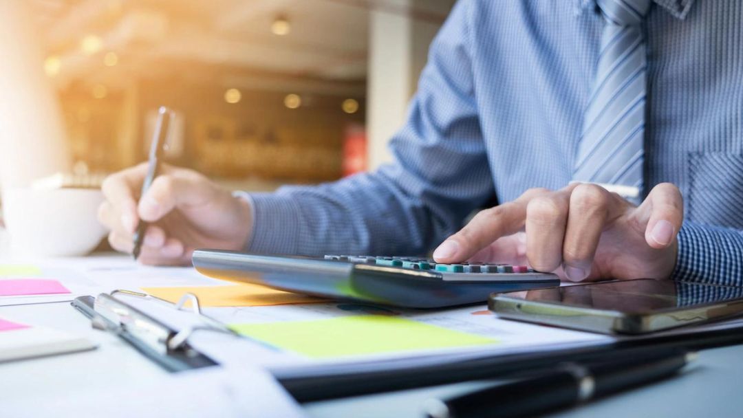 Gestionar facturas en empresas eléctricas según el organismo regulador